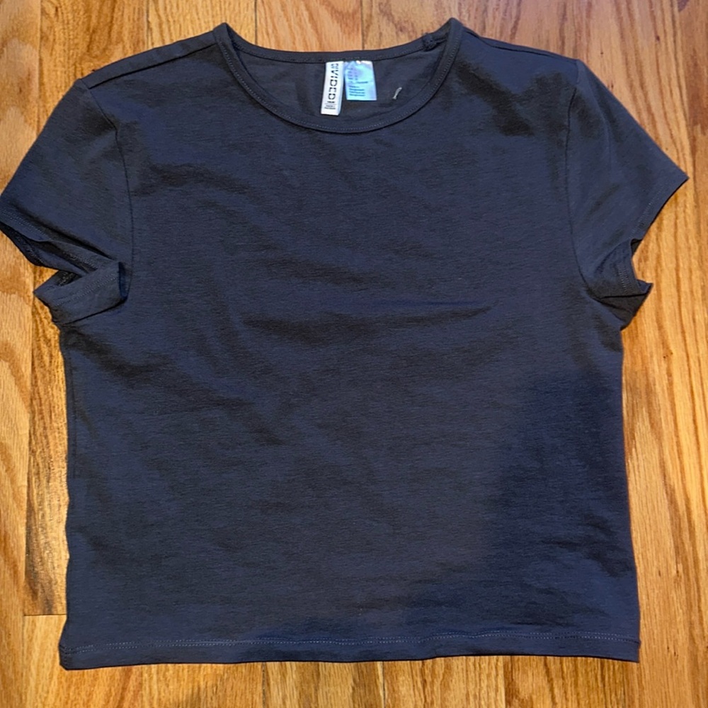 H&M Divided Charcoal Gray Cropped/Short Basic T-Shirt/Tee